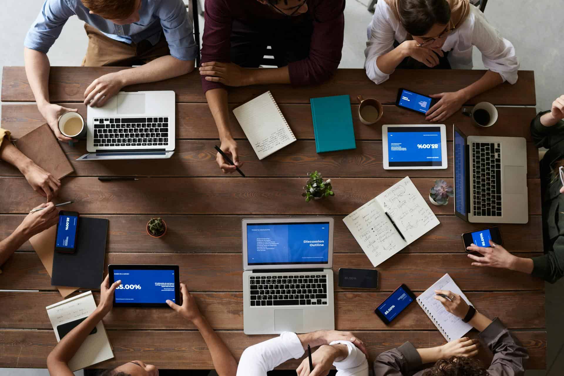 Equipo colaborando en planificación y tecnología
